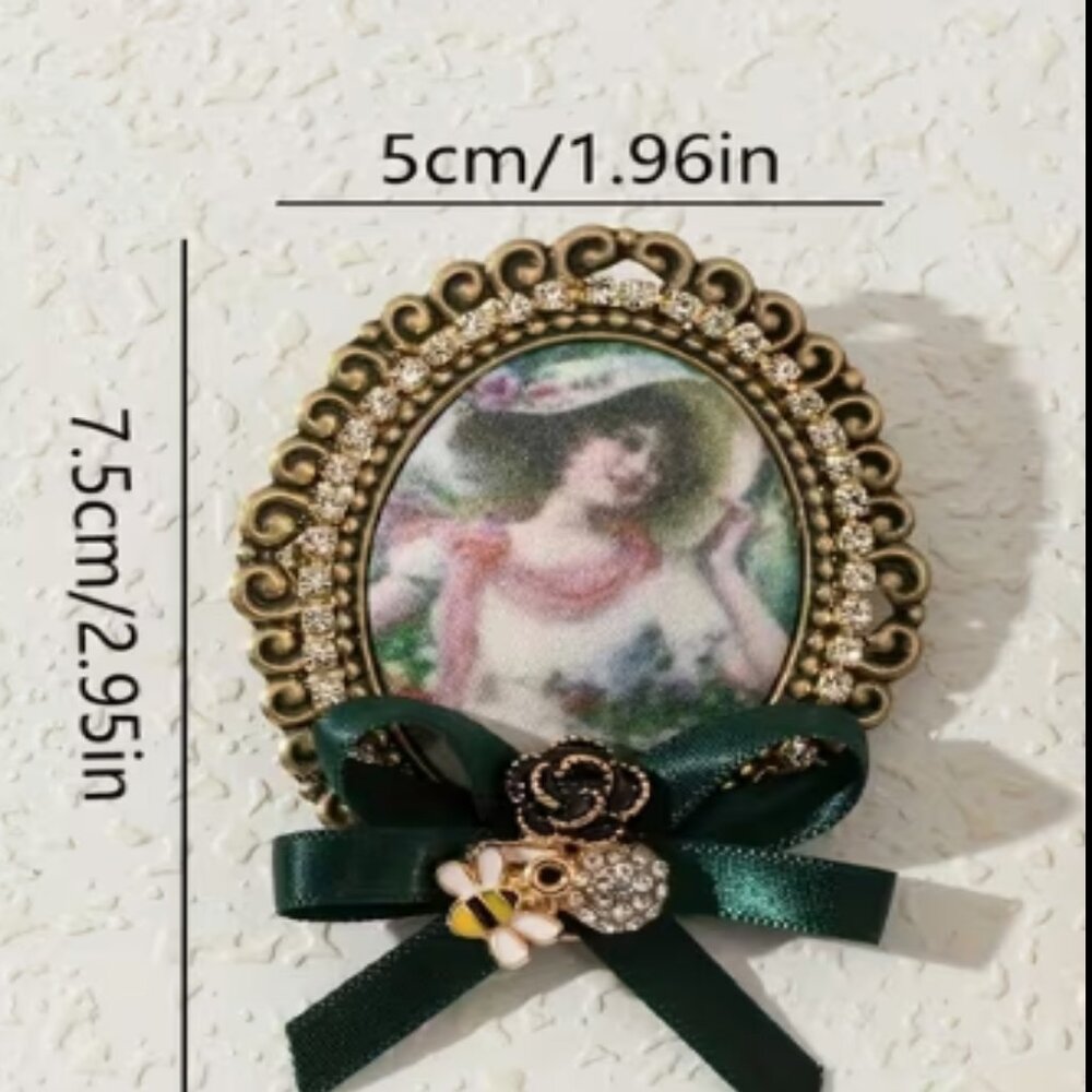 BOUTIQUE VINTAGE DESIGN CAMEO WITH CHARMS - Picture 2 of 4